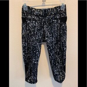 Athleta Capri Leggings. XS. Black, White&Gray.​​​​​​​​​​​​​​​​​​​​
